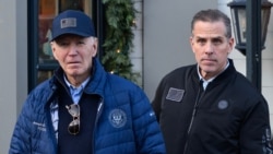 Presiden AS Joe Biden dan putranya Hunter Biden keluar dari sebuah toko buku di Nantucket, Massachusetts, pada 29 November 2024. (Foto: AFP/Mandel Ngan)