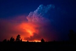 Vatreni oblak nastao iznad požara, na fotografiji pripadnika kancelarije šerifa, u Oregonu, 16. jula 2021.