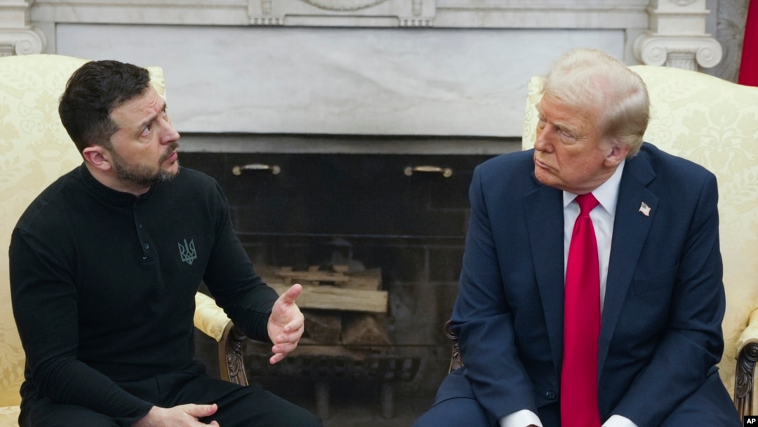 Presiden AS Donald Trump (kanan) bertemu dengan Presiden Ukraina. Volodymyr Zelenskyy di Ruang Oval, Gedung Putih di Washington, pada 28 Februari 2025. (Foto: AP/Mystyslav Chernov)