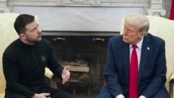 Presiden AS Donald Trump (kanan) bertemu dengan Presiden Ukraina. Volodymyr Zelenskyy di Ruang Oval, Gedung Putih di Washington, pada 28 Februari 2025. (Foto: AP/Mystyslav Chernov)