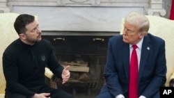 Presiden AS Donald Trump (kanan) bertemu dengan Presiden Ukraina. Volodymyr Zelenskyy di Ruang Oval, Gedung Putih di Washington, pada 28 Februari 2025. (Foto: AP/Mystyslav Chernov)