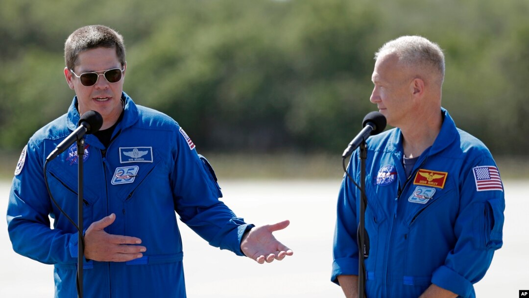 NASA astronavtlari Robert (bob) Benken (chapda) va Dag Xyorli Floridadagi Kennedi fazo markazida matbuot anjumani paytida