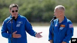 NASA astronavtlari Robert (bob) Benken (chapda) va Dag Xyorli Floridadagi Kennedi fazo markazida matbuot anjumani paytida