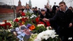 Ciudadanos rusos colocan ofrendas florales donde Boris Nemtsov murió de cuatro tiros en la espalda.