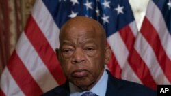 Archivo - En esta foto del 21 de junio de 2019, el representante John Lewis, demócrata por Georgia, es visto antrs der firmar la Primera Ley del Contribuyente de 2019, en el Capitolio en Washington, D.C.