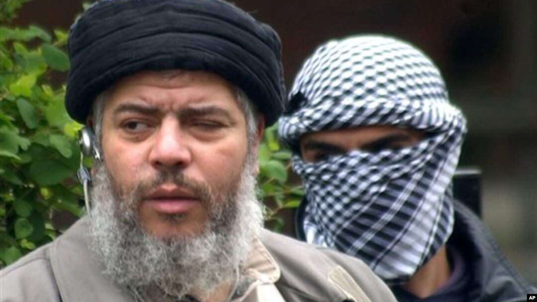 Ulama muslim radikal, Abu Hamza al-Masri dan empat tersangka teroris lainnya telah dieksradisi ke Amerika dari Inggris, beberapa jam setelah Mahkamah Agung Inggris menolak permhonan banding mereka, Jum'at lalu (Foto: dok).