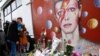 Les fans pleurent David Bowie