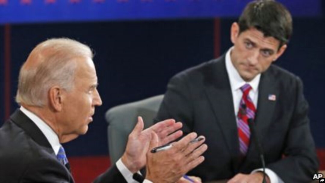 Wakil Presiden AS Joe Biden (kiri) dan kandidat wakil presiden Partai Republik Paul Ryan dalam debat di Centre College, Danville, Kentucky. (Foto: AP)