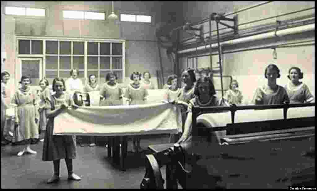 Para perempuan bekerja di panti Magdalena.