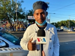 Ismael Cortés relata a la VOA cómo llegó a vender pan en los semáforos de Managua. Foto Daliana Ocaña, VOA.