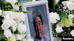 
Foto mendiang mantan Perdana Menteri Jepang Shinzo Abe yang ditembak mati saat berkampanye untuk pemilihan parlemen terlihat di Markas Besar Partai Demokrat Liberal Jepang di Tokyo, Jepang, 12 Juli 2022. (Foto: REUTERS/Kim Kyung- sayang)