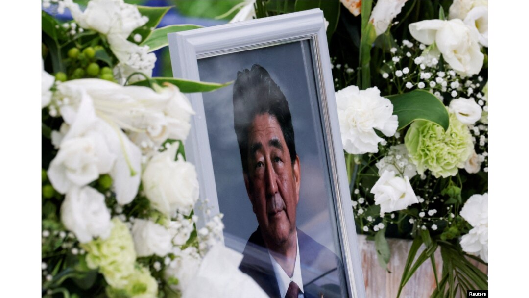 Foto mendiang mantan perdana menteri Jepang Shinzo Abe, yang ditembak mati saat berkampanye untuk pemilihan parlemen, terlihat di Markas Besar Partai Demokrat Liberal Jepang di Tokyo, Jepang 12 Juli 2022. (Foto: REUTERS/Kim Kyung-Hoon )