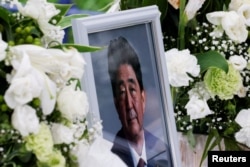 지난 12일 아베 신조 전 일본 총리의 영정이 도쿄 시내 자민당사에 놓여져 있다.