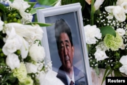 Foto mendiang mantan perdana menteri Jepang Shinzo Abe, yang ditembak mati saat berkampanye untuk pemilihan parlemen, terlihat di Markas Besar Partai Demokrat Liberal Jepang di Tokyo, Jepang 12 Juli 2022. (Foto: REUTERS/Kim Kyung-Hoon )