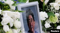 资料照片：位于日本自民党总部的前首相安倍晋三的遗像。（2022年7月22日）