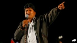 El presidente del Comité Cívico, Luis Fernando Camacho, dijo el sábado por la noche que daba un plazo de 48 horas para que el presidente Evo Morales renunciara al cargo.