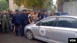 Protest Srba ispred zgrade policije u Severnoj Mitrovici zbog hapšenja četvorice mladića srpske nacionalnosti, 11. septembar 2024. (Foto: VOA) 