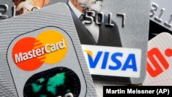 Mastercard dan Visa menangguhkan operasi mereka di Rusia. (Foto: AP)