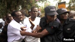 Kizza Besigye arrêté par des policiers lors d'un rassemblement à Kampala, Ouganda, juillet 2012