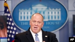 Thomas Homan, saat menjabat sebagai pelaksana tugas Direktur Imigrasi dan Bea Cukai AS, berbicara dalam konferensi pers di Gedung Putih, Washington, pada 27 Juli 2017. (Foto: AP/Alex Brandon)