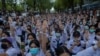 Para pelajar menunjukkan salam tiga jari sebagai simbol perlawanan dalam sebuah unjuk rasa di Bangkok, Thailand, 5 September 2020.