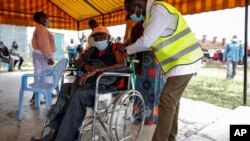 Un hombre de Kenia recibe una dosis de la vacuna contra el coronavirus de AstraZeneca, donada por Reino Unido, en la finca Makongeni en Nairobi, Kenia, el 14 de agosto, 2021.