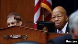 El presidente de la Comisión de Supervisión y Reforma de la Cámara de Representantes, Elijah Cummings (D-MD), maneja el martillo frente al Representante Jim Jordan (D-OH) (L) mientras Cummings preside una votación para emitir citaciones a la Casa Blanca por las políticas de autor