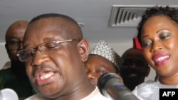 Le nouveau président sierra-léonais, Julius Maada Bio, aux côtés de son épouse Fatim Bio, après avoir prêté serment à Freetown, Sierra Leone, 4 avril 2018.