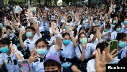 Pengunjuk rasa dan mahasiswa antipemerintah menyambut Menteri Pendidikan Thailand Nataphol Teepsuwan dengan salam tiga jari selama demonstrasi di Bangkok, Thailand 5 September 2020. (Foto: Reuters)