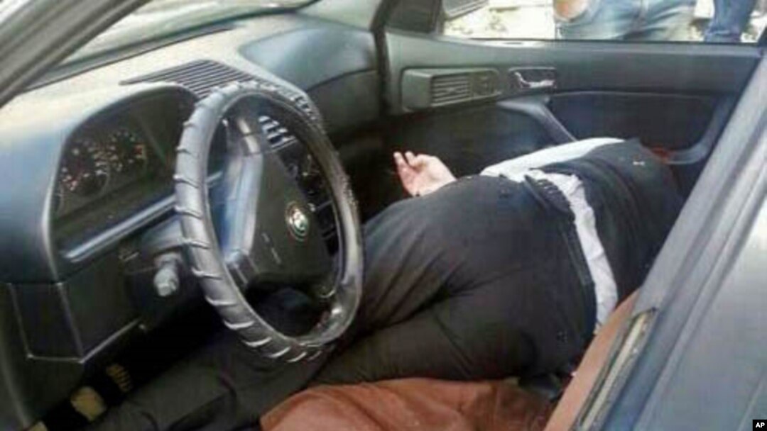 Syekh Saad El-Deen Ghieh tergeletak di dalam mobilnya setelah kelompok bersenjata menyerang mobilnya di Tripoli, Lebanon Utara (12/11).