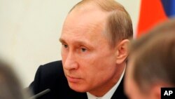 Presiden Rusia Vladimir Putin hari Rabu (7/5) mendesak referendum pemisahan diri di Ukraina timur ditunda.