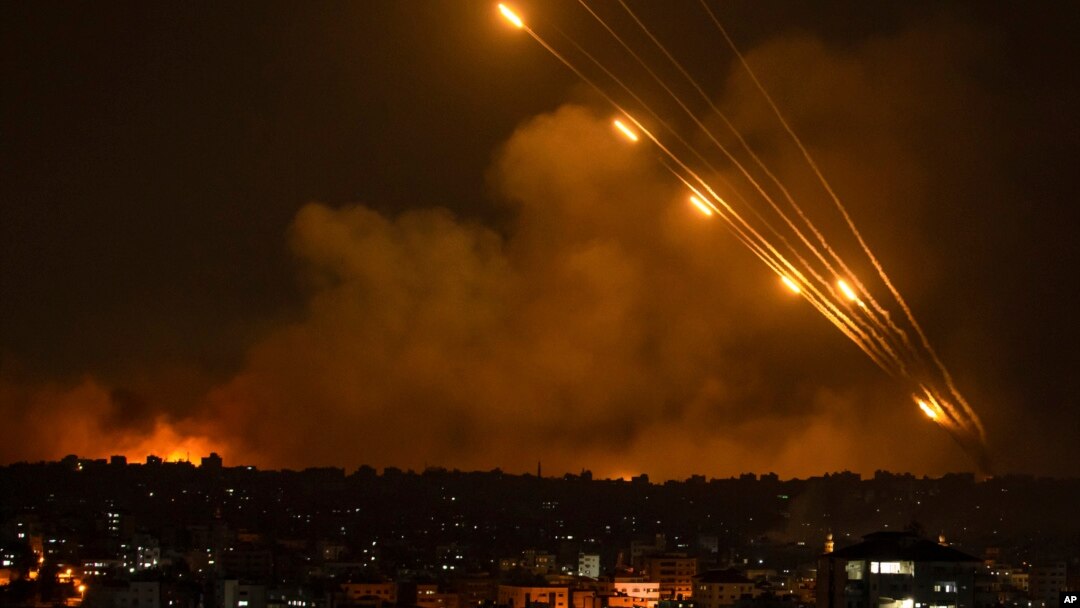 Hamas ispaljuje rakete na Izrael iz Pojasa Gaze (Foto: AP/Fatima Shbair)
