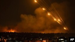 Hamas ispaljuje rakete na Izrael iz Pojasa Gaze (Foto: AP/Fatima Shbair)