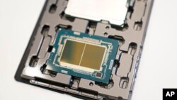 د کال ۲۰۲۳ د ډسمبر د میاشت د ۱۴ نېټې په دې تصویر کې د اېنټېل کمپنۍ چېپ لیدل کېږي چې په نیویارک ښار کې په یوه دستوره کې د نمایش دپاره اېښودل شوی و 