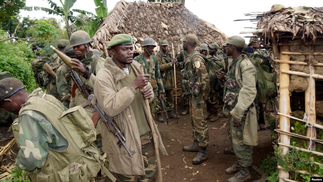 Tentara Kongo berkumpul setelah pemberontak M23 menyerah di Chanzo, Rutshuru, di kota timur Goma, 5 November 2013 (Foto: dok).