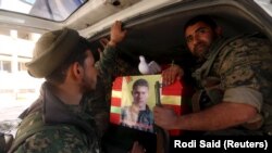 YPG militanları, IŞİD'in Tel Abyad saldırısında ölen bir silah arkadaşlarının tabutunu taşıyor