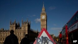 Un signe sur le pont de Westminster , près de la Maison du Parlement et Elizabeth Tower , qui abrite la cloche Big Ben à Londres , le 26 Avril 2016. 