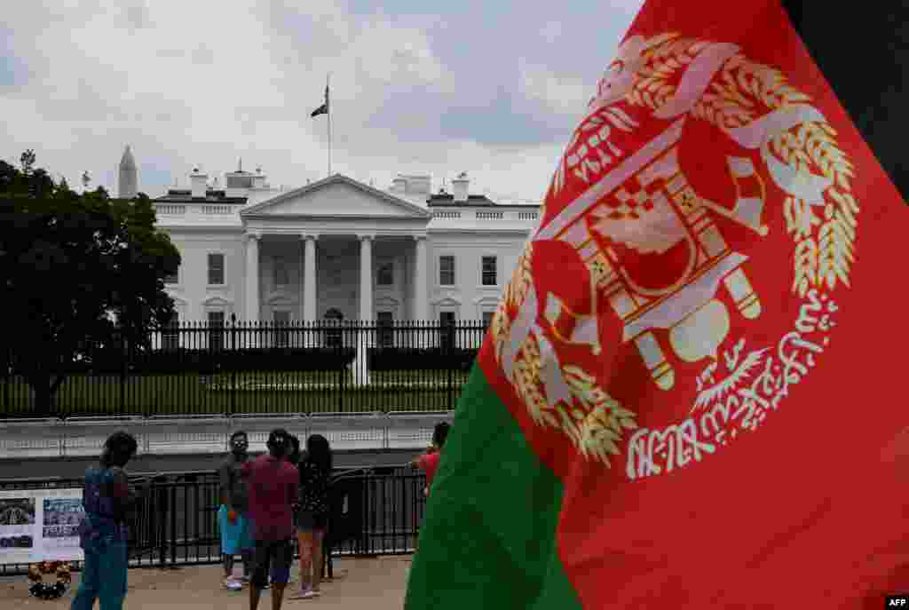 وائٹ ہاؤس کے باہر افغانستان کا پرچم لہرایا گیا ہے۔