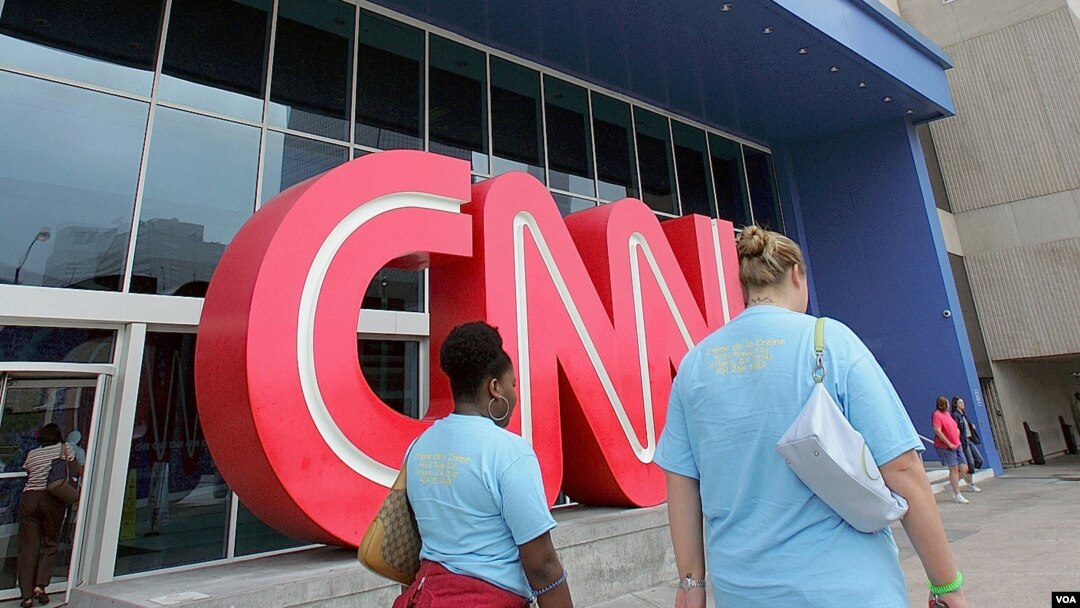 Para pengunjung melewati pintu masuk kantor pusat pemberitaan CNN di Atlanta (Foto: dok). Deplu AS mengecam pemberitaan terkait buku harian dubes AS yang terbunuh di Libya, Christopher Stevens yang ditayangkan Jum'at, 21 September 2012 dalam acara yang dipandu Anderson Cooper, AC 360.