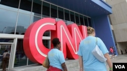 Para pengunjung melewati pintu masuk kantor pusat pemberitaan CNN di Atlanta (Foto: dok). Deplu AS mengecam pemberitaan terkait buku harian dubes AS yang terbunuh di Libya, Christopher Stevens yang ditayangkan Jum'at, 21 September 2012 dalam acara yang dipandu Anderson Cooper, AC 360.