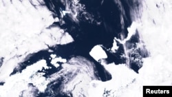 ภาพถ่ายดาวเทียมแสดงให้เห็นภูเขาน้ำแข็งที่ใหญ่ที่สุดในโลกที่ทวีปแอนตาร์กติกา
