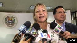 La diputada opositora, Yanet Fermín, denuncia cómo las fuerzas policiales en venezuela violaron su inmunidad parlamentaria el 13 de diciembre de 2010. VIDEO: Álvaro Algarra/VOA.