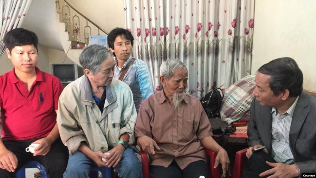 Ông Nguyễn Tường Thụy (phải) trong một lần đến thăm cụ Lê Đình Kình hồi 2018. (Hình: RFA)