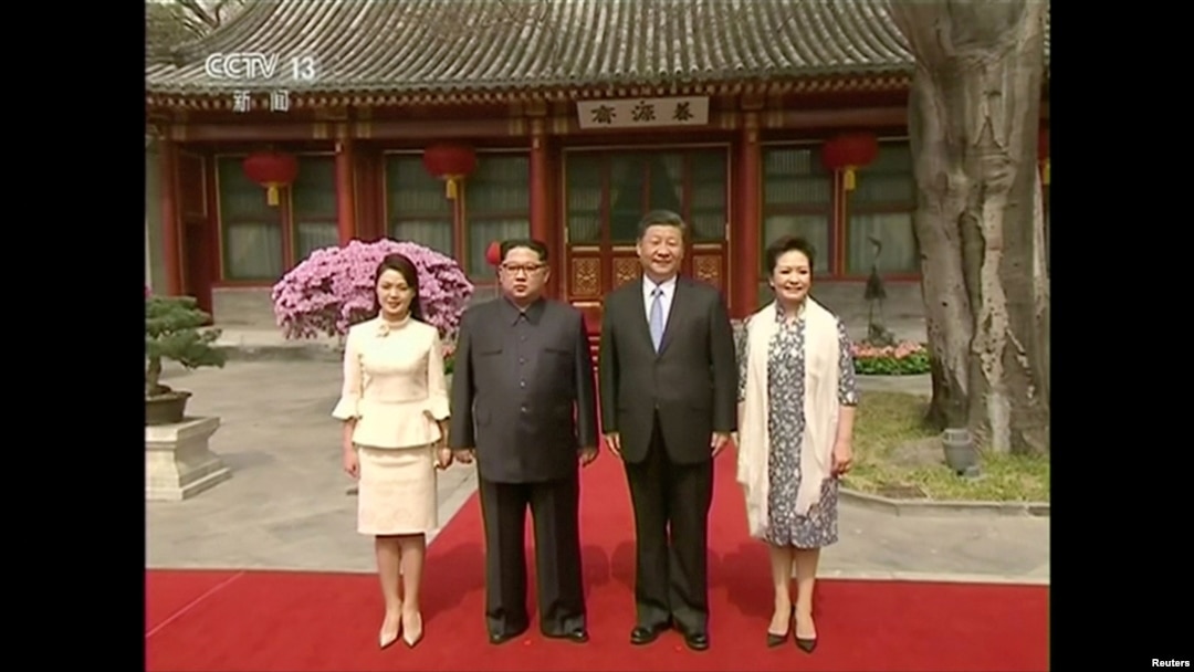 Pemimpin Korea Utara Kim Jong-un, istrinya Ri Sol Ju, Presiden China Xi Jinping dan istrinya Peng Liyuan, 28 Maret 2018. (Foto: CCTV via Reuters).