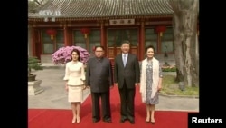 Pemimpin Korea Utara Kim Jong-un, istrinya Ri Sol Ju, Presiden China Xi Jinping dan istrinya Peng Liyuan, 28 Maret 2018. (Foto: CCTV via Reuters).