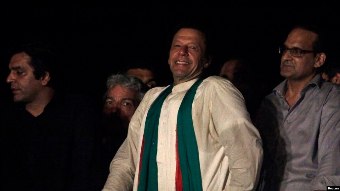 Imran Khan, pemain kriket yang menjadi politisi oposisi dan ketua partai Pakistan Tehreek-e-Insaf (PTI), usai berpidato pada para pendukungnya di Islamabad (17/8). (Reuters/Faisal Mahmood)
