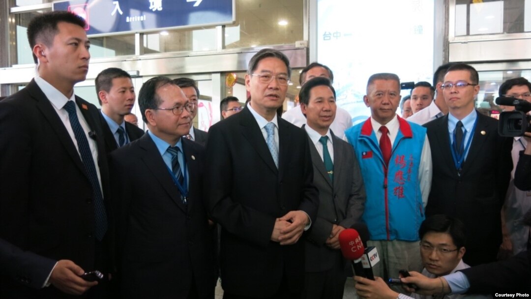 中国国台办主任张志军(中)2015年5月23日抵达台湾金门参加夏张会（夏张会媒体群组提供）