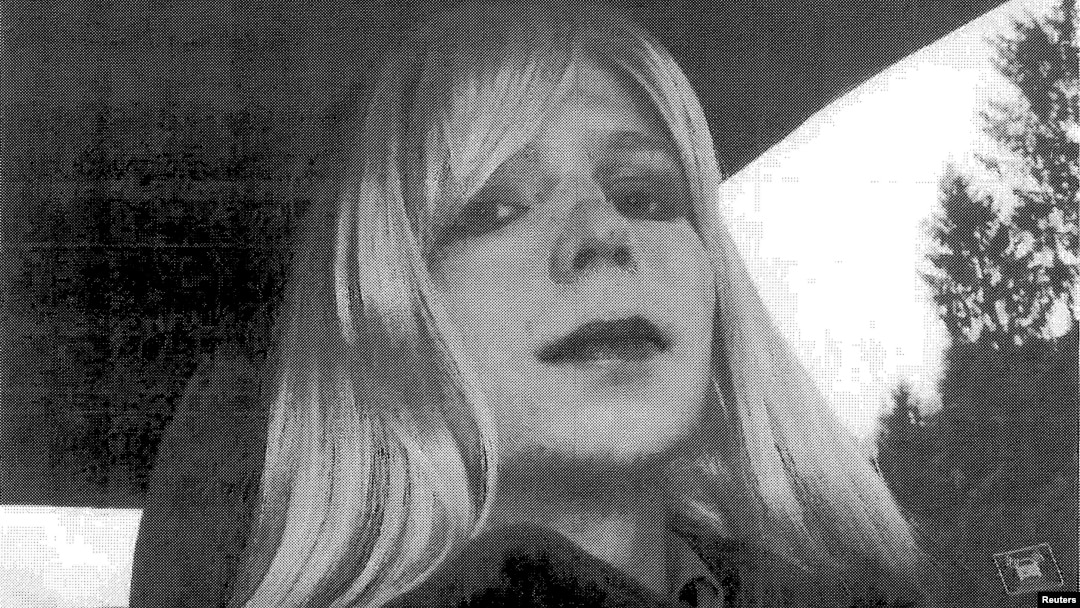 Chelsea Manning (tên cũ: Bradley Manning) được chụp ảnh ăn mặc như một phụ nữ năm 2010