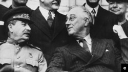 საბჭოთა დიქტატორი იოსებ ჯუღაშვილი - სტალინი და აშშ-ის პრეზიდენტი ფრანკლინ რუზველტი თეირანის სამშვიდობო კონფერენციაზე