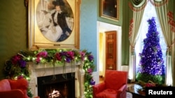 U.S. President Joe Biden and first lady Jill Biden chose a tree with purple ornaments and natural orchids to decorate the Green Room of the White House in Washington, D.C., November 29, 2021. (REUTERS/Jonathan Ernst)